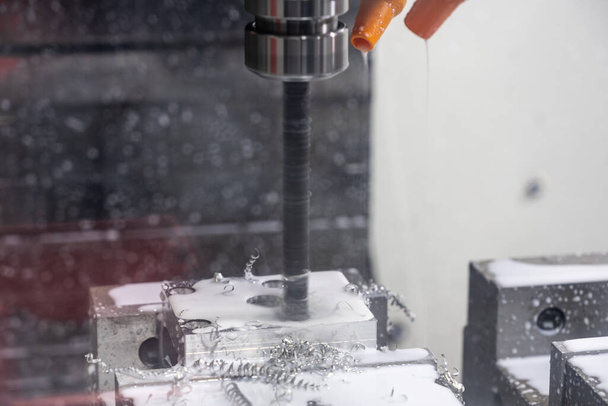 Metallbearbeitende CNC-Drehmaschine mit Kühlmittel. Fräsen pro Stück Aluminium. Schneidprozess der industriellen Metallbearbeitung auf CNC-Maschine. - Foto, Bild