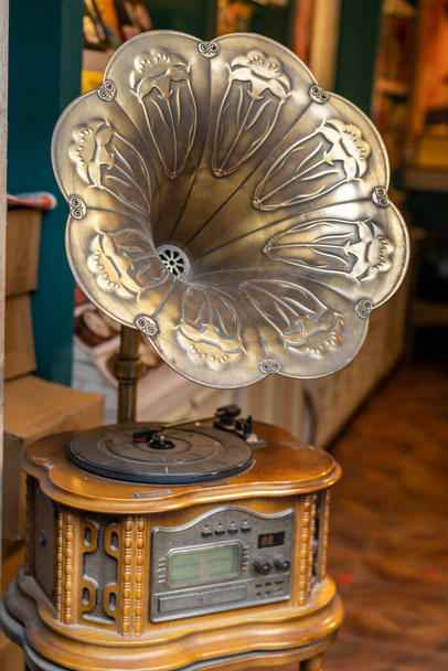 Een van Edison 's beroemde uitvindingen was de fonograaf.  - Foto, afbeelding
