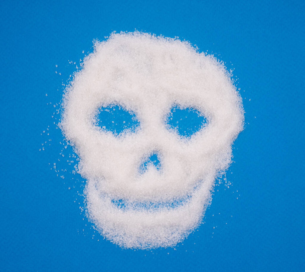 Купка цукру у формі черепа на синьому фоні
 - Фото, зображення