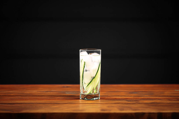 Friss gin tonik koktél rozmaringgal és lime-mal  - Fotó, kép
