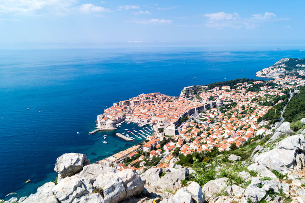 Wandelpad vanaf de top van Mount Sdr naar Dubrovnik met een prachtig panoramisch uitzicht  - Foto, afbeelding
