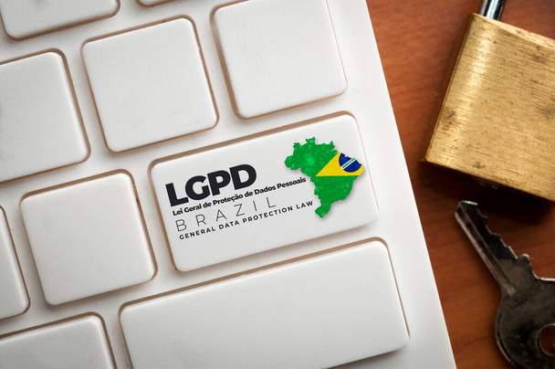 LGPD: egy fehér billentyűzet egy kulcs szöveggel Lei Geral de Protecao de Dados Pessoais. Ez a törvény szabályozza az adatvédelmet és a magánélet védelmét Brazíliában. - Fotó, kép