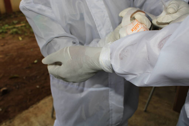 медицинские работники во время ношения антикоронных защитных костюмов - Фото, изображение