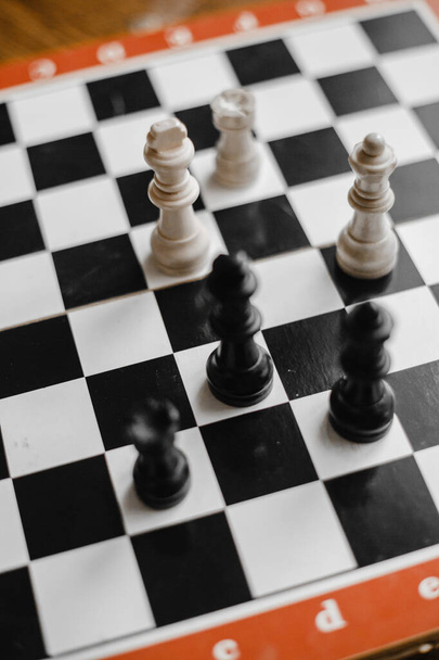 Kharkov, Ukraine. 05.01.2021 Jeu d'échecs avec des copeaux de bois noir et blanc sur un plateau en bois. Réaliste - Photo, image
