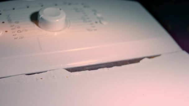 Közelkép egy régi rozsdás mosógépről a belsejében. A mosógépet fel kell újítani. 4K videó - Felvétel, videó