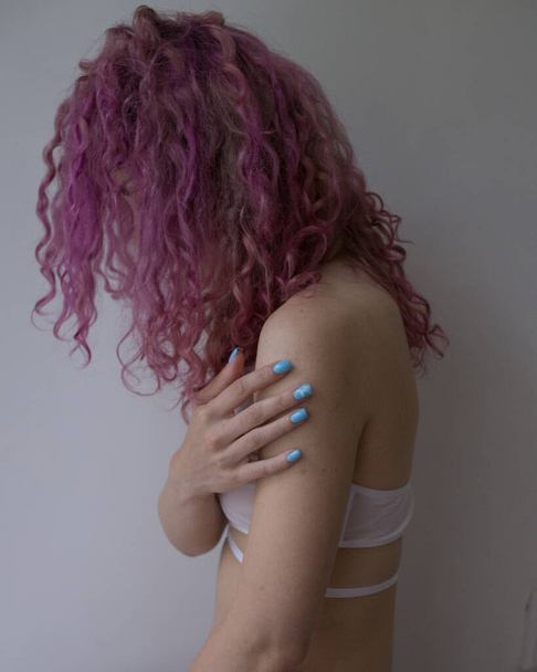 young woman with pink hair - Foto, Imagen