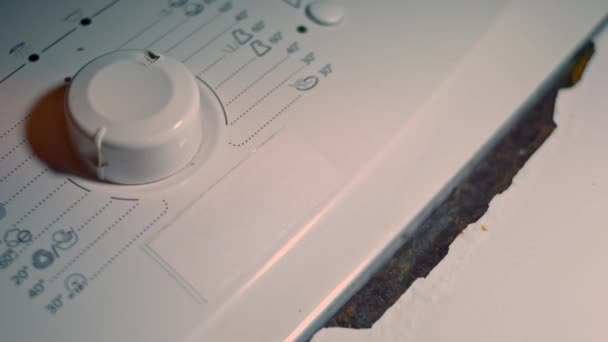 Makró kilátás egy régi rozsdás mosógépre a belső térben. Rozsdás probléma. A mosógépet fel kell újítani. 4K videó - Felvétel, videó