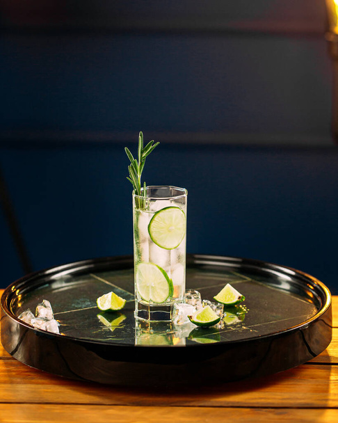Verse gin tonic cocktail met rozemarijn en limoen  - Foto, afbeelding