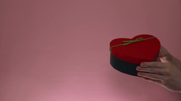 Dát dárek box z ruky do ruky na růžovém pozadí, svatého Valentýna - Záběry, video