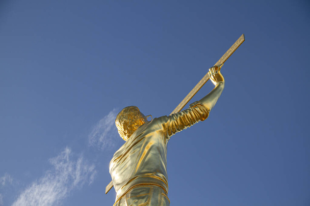 Muž ve zlatě se obrací k nebi - Fotografie, Obrázek