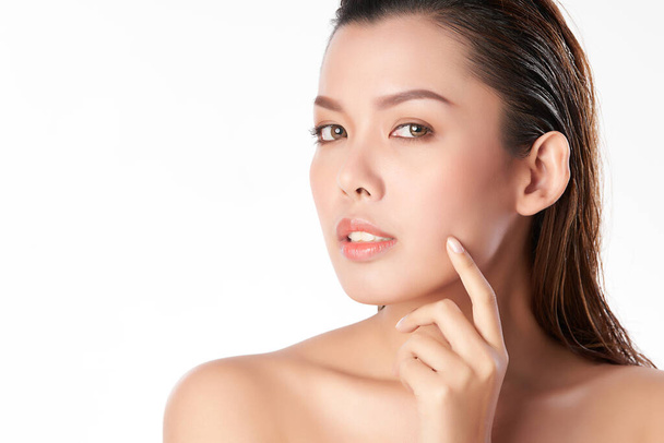 Hermosa mujer asiática joven con piel limpia y fresca sobre fondo blanco, Cuidado de la cara, Tratamiento facial, Cosmetología, belleza y spa, Retrato de mujeres asiáticas - Foto, Imagen