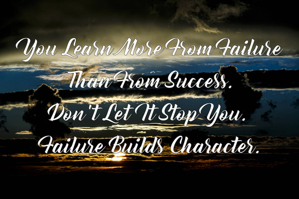 Cita motivacional inspiradora: Aprendes más del fracaso que del éxito. No dejes que te detenga. El fracaso construye el carácter, sobre el fondo del atardecer. - Foto, Imagen