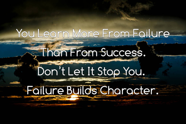 Citazione motivazionale ispiratrice: Imparate più dal fallimento che dal successo. Non lasciare che ti fermi. Fallimento costruisce carattere, su sfondo tramonto. - Foto, immagini