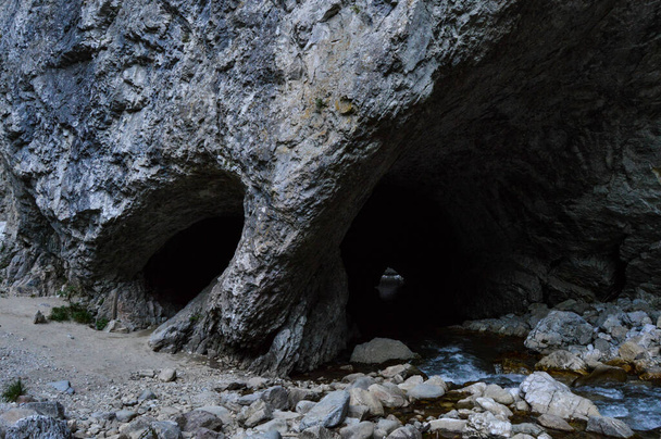 Pestera de la nara - antigua cueva natural, espectacular túnel fluvial en las gargantas de Sohodol (Cheile Sohodolului), montañas de Valcan, en el condado de Gorj, Rumania - Foto, imagen