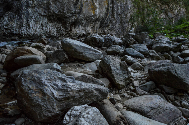 侵食された岩の形成物、ルーマニアのゴージ郡ソドル渓谷（チレ・ソドルイ）の時間の試練に立った石造りの構造物 - 写真・画像