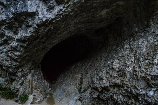 Pestera de la nara - старая природная пещера, Захватывающий речной тоннель в ущелье Соходол (Cheile Sohodolului), Валканские горы, в уезде Горж, Румыния - Фото, изображение