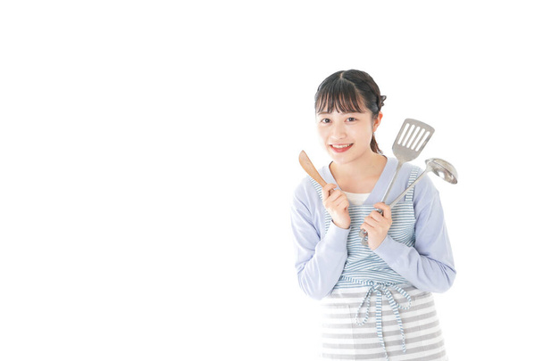 junge Frau mit Küchenutensilien - Foto, Bild