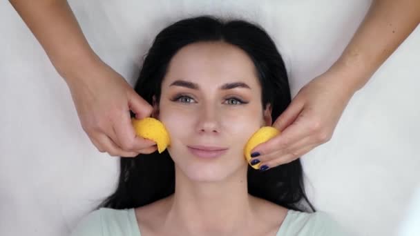 Esthéticienne lave le visage - Séquence, vidéo