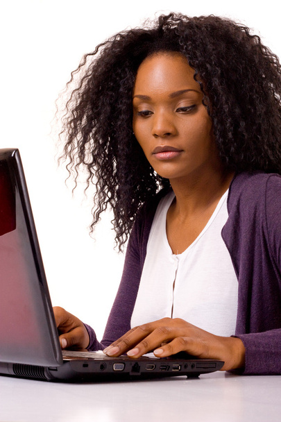 jonge vrouw die werkt op een computer - Foto, afbeelding