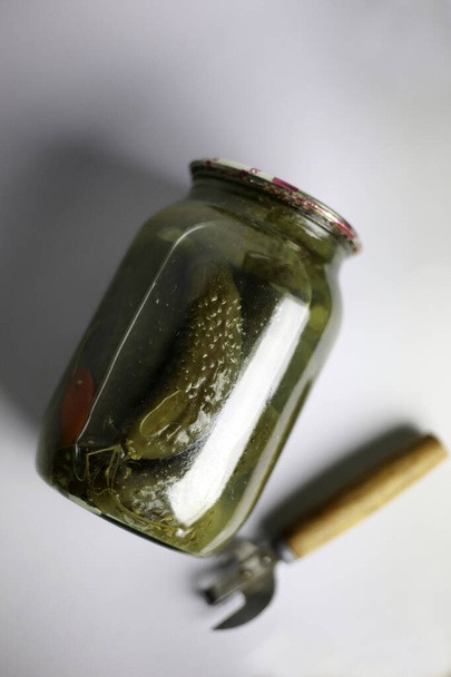 sklenice domácích marinovaných okurek s otvírákem na láhve - Fotografie, Obrázek