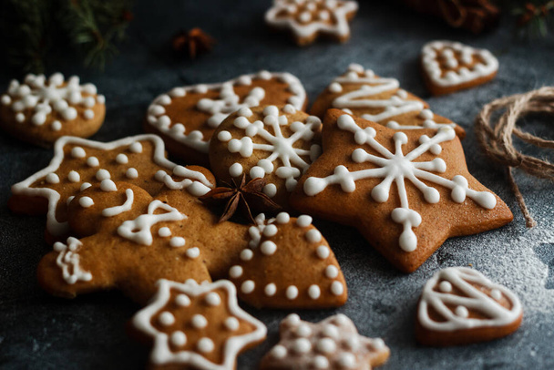 Christmas gingerbread. Delicious gingerbread cookies with honey, ginger and cinnamon. Winter composition. Great for New Year's or Christmas designs - Φωτογραφία, εικόνα