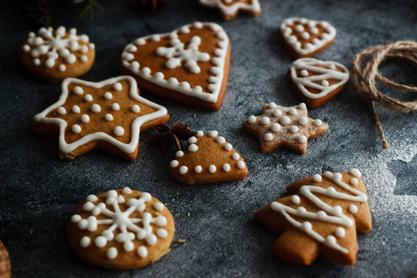 Christmas gingerbread. Delicious gingerbread cookies with honey, ginger and cinnamon. Winter composition. Great for New Year's or Christmas designs - 写真・画像