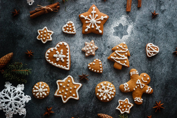 クリスマスのジンジャーブレッド。蜂蜜、生姜、シナモンとおいしいジンジャーブレッドクッキー。冬の構図。お正月やクリスマスのデザインに最適 - 写真・画像