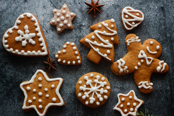 Christmas gingerbread. Delicious gingerbread cookies with honey, ginger and cinnamon. Winter composition. Great for New Year's or Christmas designs - Foto, immagini