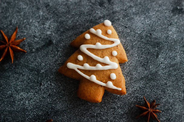 Christmas gingerbread. Delicious gingerbread cookies with honey, ginger and cinnamon. Winter composition. Great for New Year's or Christmas designs - 写真・画像