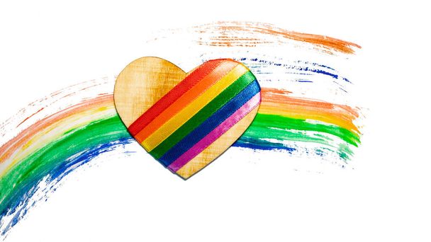 Hart met LGBT symbolen op een regenboog achtergrond. Concept LGBT voor ontwerp. gay trots regenboog LGBT vlag ontwerp achtergrond. Symbool van LGBT-beweging. Valentijnsdag. - Foto, afbeelding