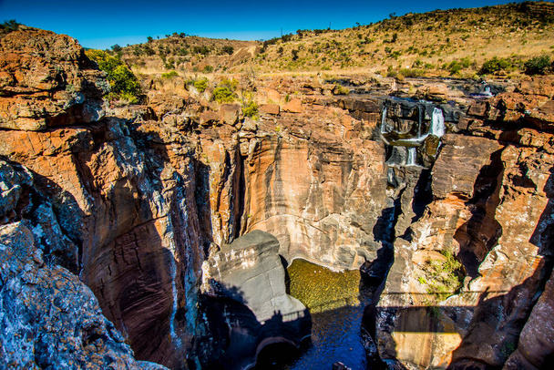 Rotsformatie in Bourke 's Luck Potholes in Blyde canyon reserve in Mpumalanga in Zuid-Afrika - Foto, afbeelding