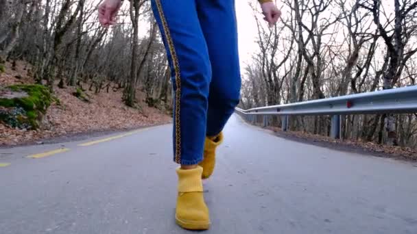 Крупним планом молоді жінки ноги в осінньому парку
 - Кадри, відео