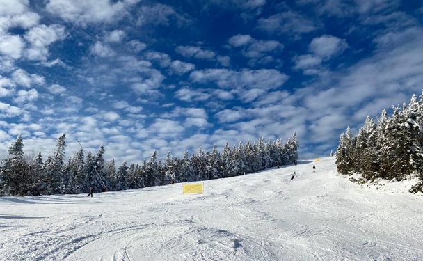 Beautiful sunny snow day with blue sky and clouds at the Stowe Mountain Ski resort Vermont - December 2020 - Foto, immagini