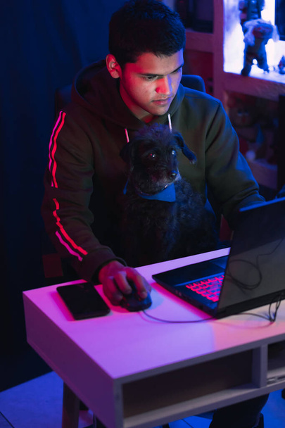 Nuori mies tekee live videopeli jakaminen verkossa. Eri streaming alustoilla. - Valokuva, kuva