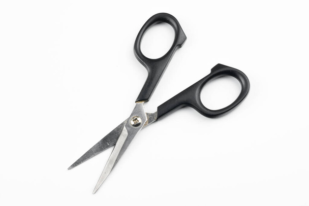nůžky s černou rukojetí na bílém pozadí - Fotografie, Obrázek