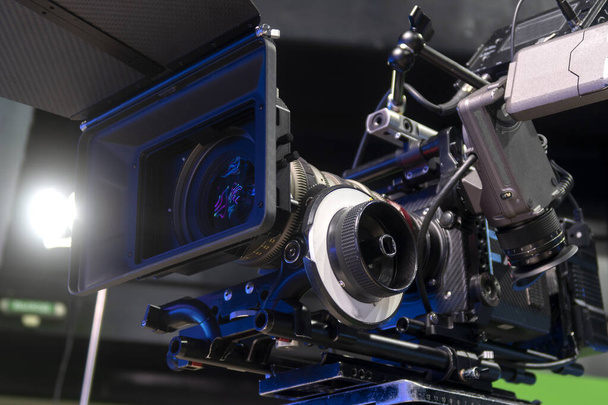 Videocamera digitale professionale cinematografia nel padiglione. - Foto, immagini