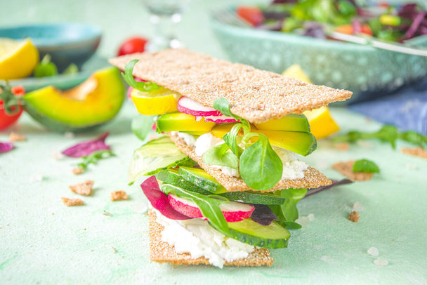 Sanduíches de pão de centeio saudáveis com pão crocante, queijo creme e legumes frescos da primavera - Foto, Imagem