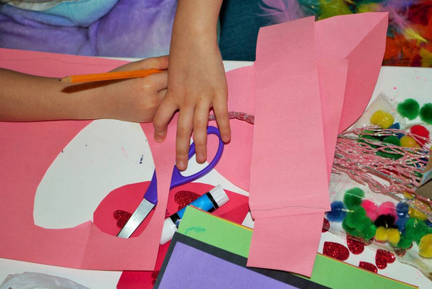 Παιδικά χέρια, ενώ κάνει σπιτικές κάρτες ημέρα του Αγίου Βαλεντίνου τέχνες και χειροτεχνίες - Φωτογραφία, εικόνα