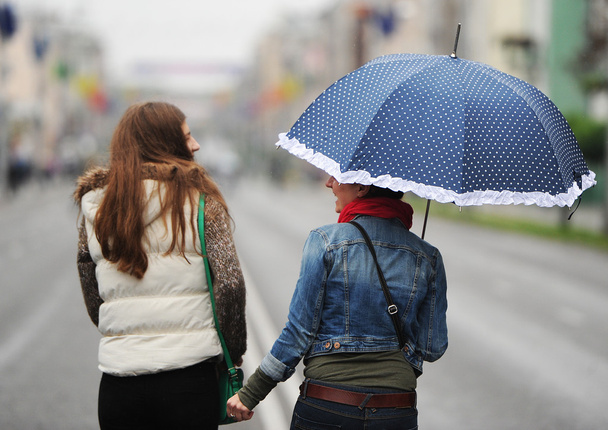 niñas bajo un paraguas
 - Foto, Imagen