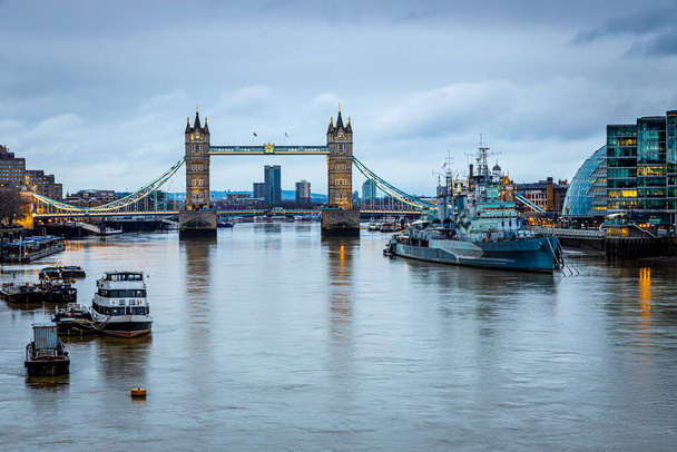 Una larga vista del Tower Bridge, un símbolo mundialmente famoso de Londres, Reino Unido - Foto, imagen