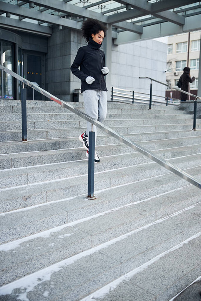 Спортсмен спускается с каменной лестницы - Фото, изображение