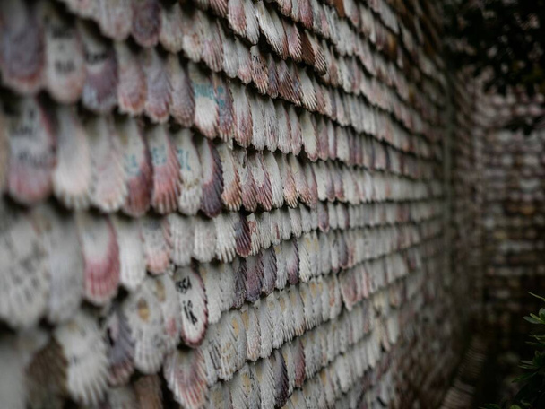 エルミダ・カサ・デ・ラス・コンカス礼拝堂の貝殻がファサードを覆いますイラ・イラ・ダ・トカ・ラ・トハ・ポンテベドラ・ガリシアスペイン - 写真・画像