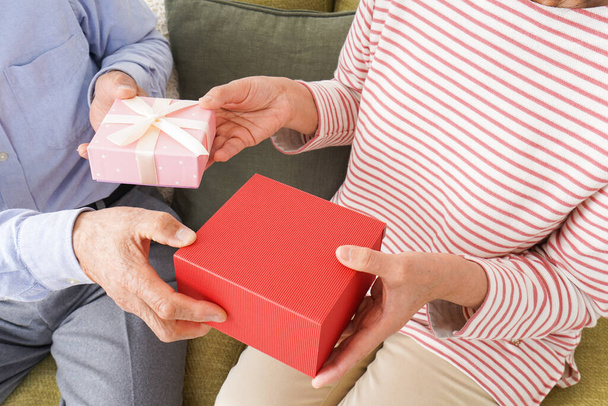  пожилая пара обменивается подарками - Фото, изображение