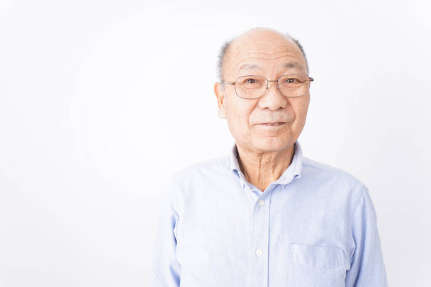 Senior homme sourit sur fond blanc - Photo, image