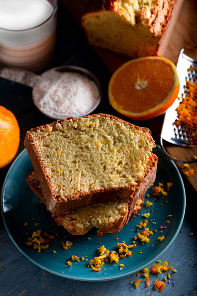 Gâteau à l'orange maison avec orange fraîche et lait.  - Photo, image