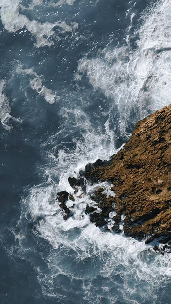 ωκεάνια κύματα χτυπούν τον βράχο - Φωτογραφία, εικόνα