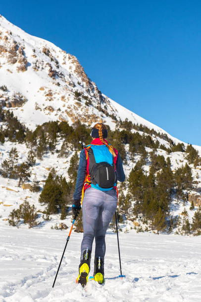 Grau Roig, Andorra: 2021 Jan 03: Nő a hegyekben, aki hegyi síelést gyakorol Andorra Pireneusaiban 2021-ben. - Fotó, kép