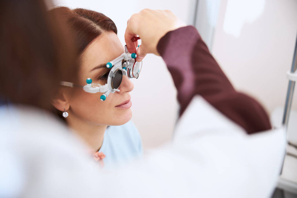 Medical person placing a lens inside a trial frame - Foto, Imagem