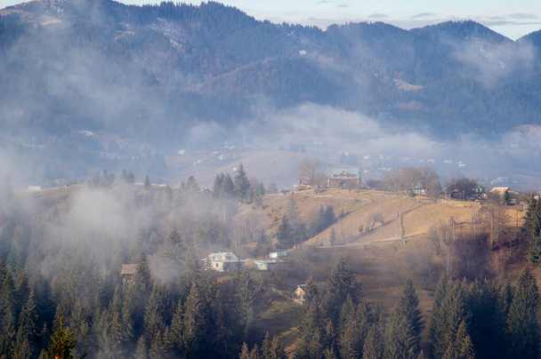 Reggel köd a Kárpátok egyik falujában. - Fotó, kép