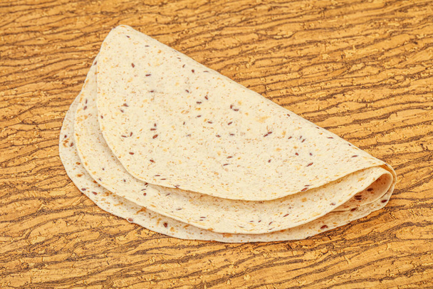 Meksikolainen keittiö - Tortilla paksu leipä viljalla - Valokuva, kuva